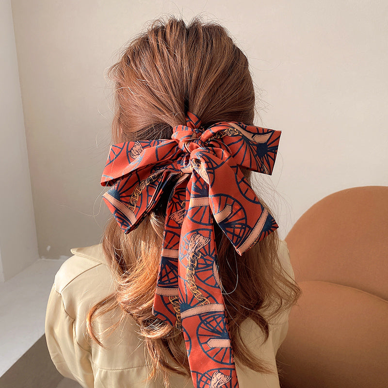 Going Out In Autumn And Winter To Tie The Hair Ribbon